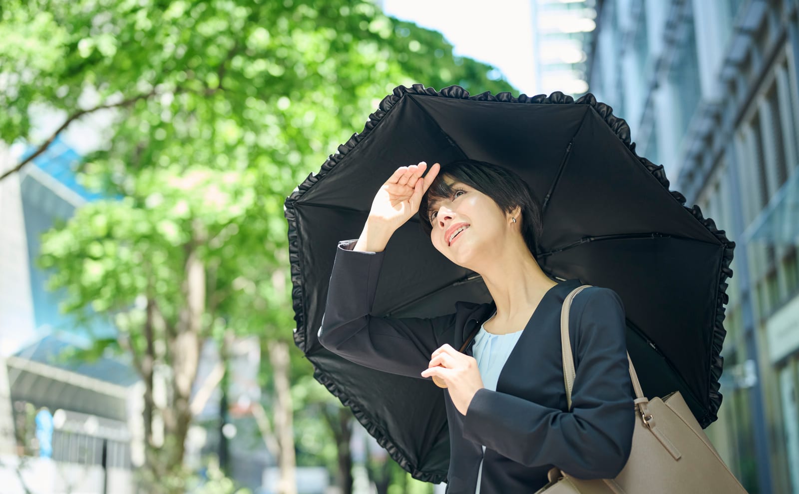 日傘で紫外線を避ける