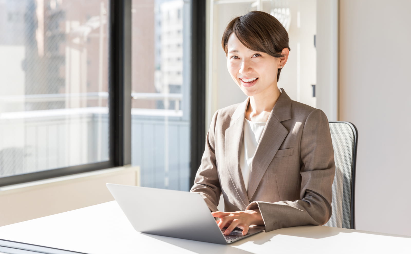 リモートワークで顧客対応を行う女性営業担当者