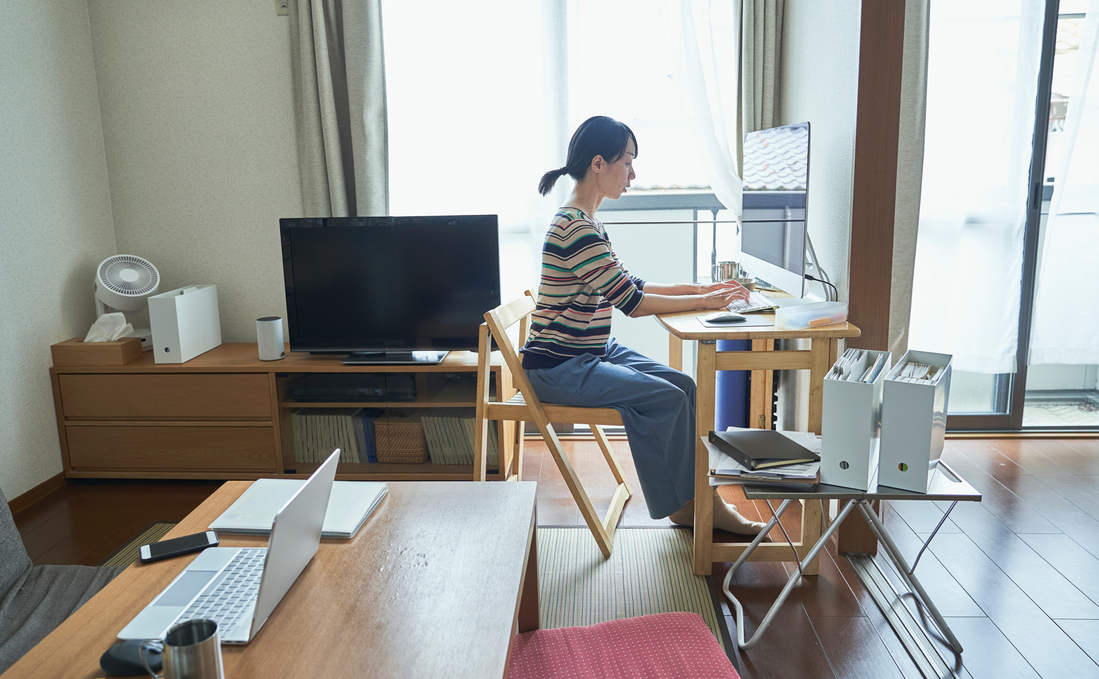 リモートワークする女性
