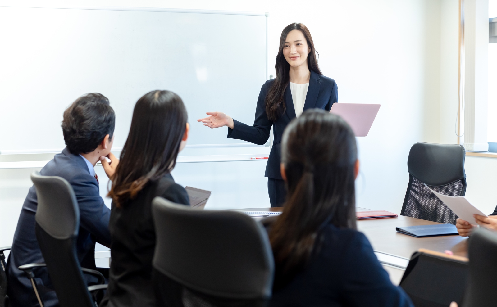 社内で講義するメンバー