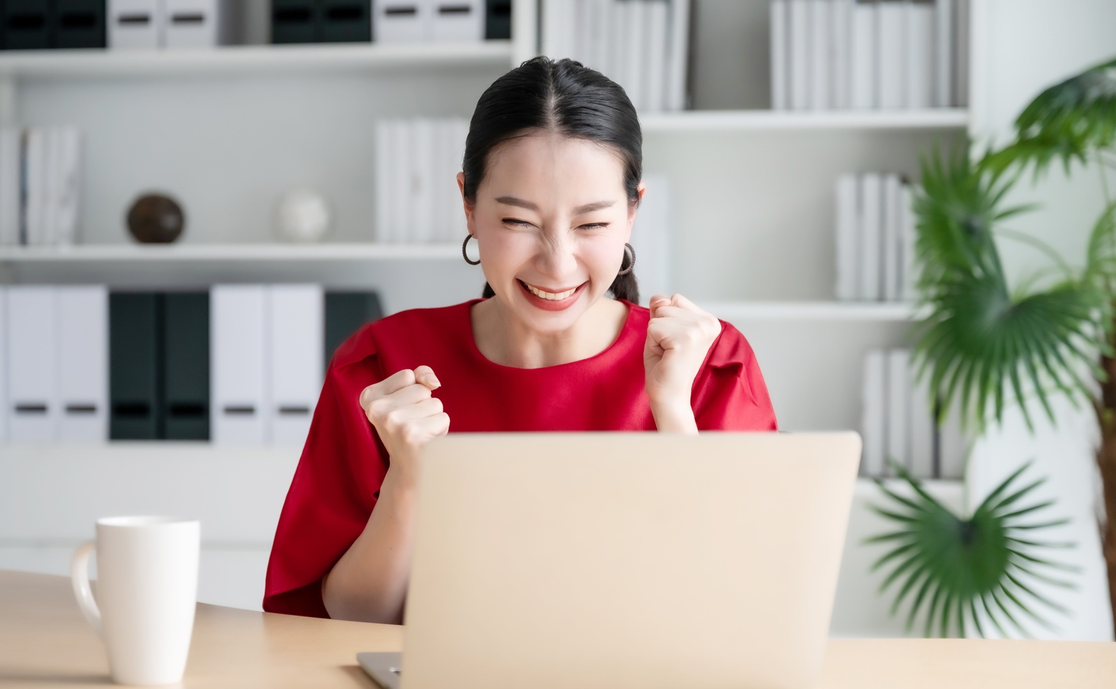 評価に喜ぶ女性