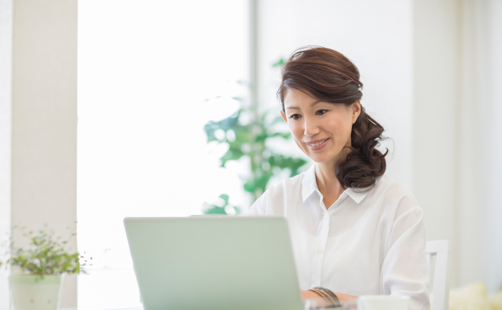 フレックスタイムで働く女性